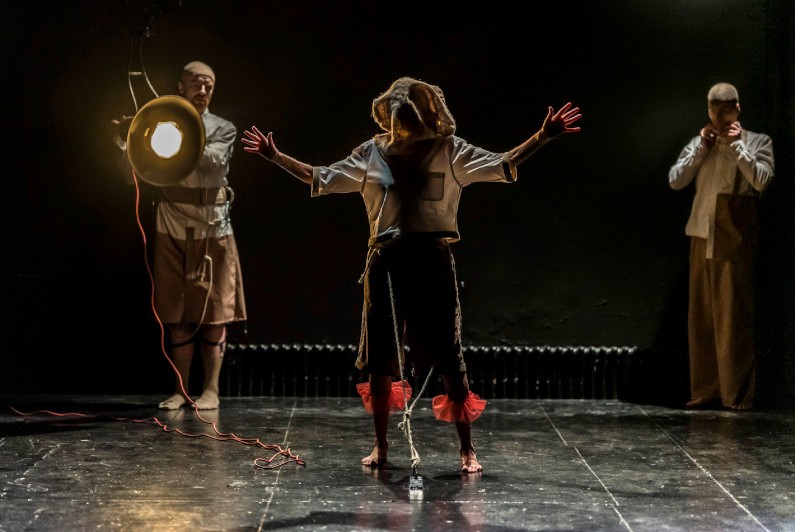 Cattivi al Theater der Keller, regia di Ulrike Janssen